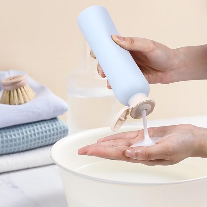 UMETASS Travel Shampoo Bottle, Empty Plastic Squeeze Bottles 8.8oz with Flip Cap, Lotion Container for Toiletries Travel Size Shampoo and Conditioner