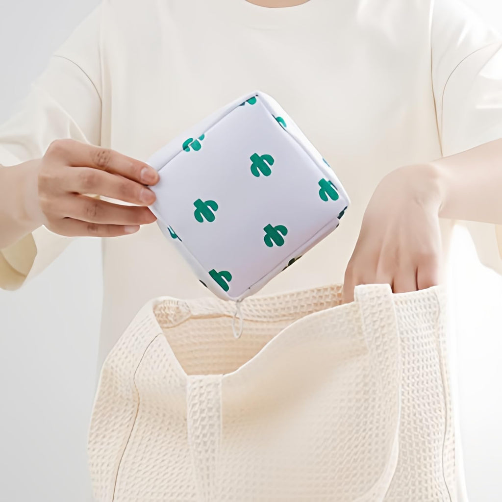 PayPie Sanitary Napkin Storage Bag, Portable Menstrual Pad Bag Tampons Collect Bags, Zipper Nursing Pad Holder Tampon Bag Sanitary Organizer for Women and Girls, 12 * 12 * 4 cm (Pink Strawberry)