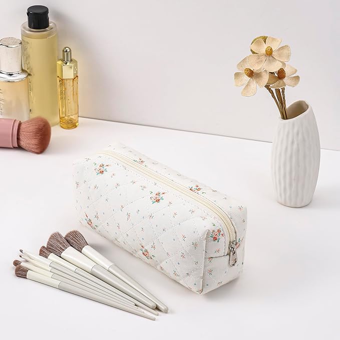 HHQQWZ Cute Floral Cotton Makeup Brush Cosmetic Bag for Women, Travel Quilted Zipper Make Up Bag, Flowers Toiletry Organizer Case Kawaii Makeup Cosmetic Travel Cloth Pouch (White Small Flower)