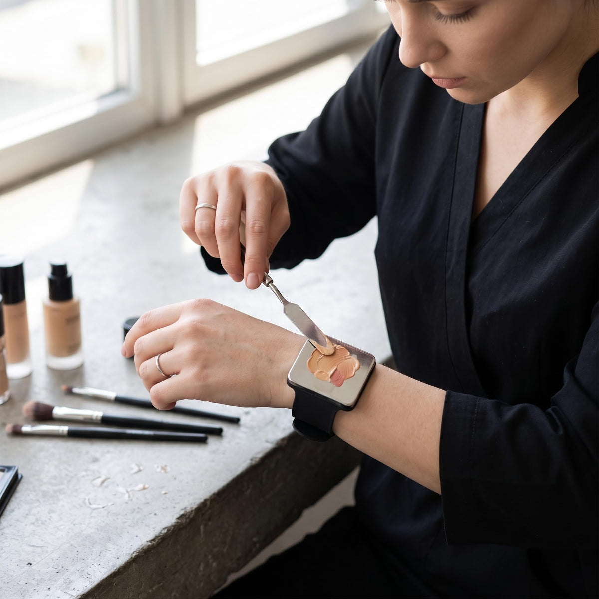 Cosmetic Mixing Palette,Makeup Mixing Palette Wrist Strap,with Magnetic Mixing Palette and Silicone Wristband,Easy Clean,Convenient Color Mixing,Suitable For Nail Salon