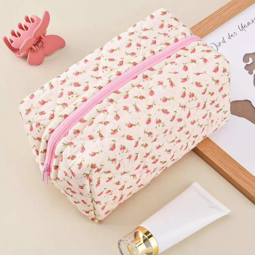 MZLUWM Floral Makeup Bag,Floral Quilted Makeup Pouch,Large Cosmetic Bag,Fashionable Travel Makeup Pouch, Cute Pink Makeup Bag,Puffy Coquette Make up Bag, Attractive Quilted Make up Bag