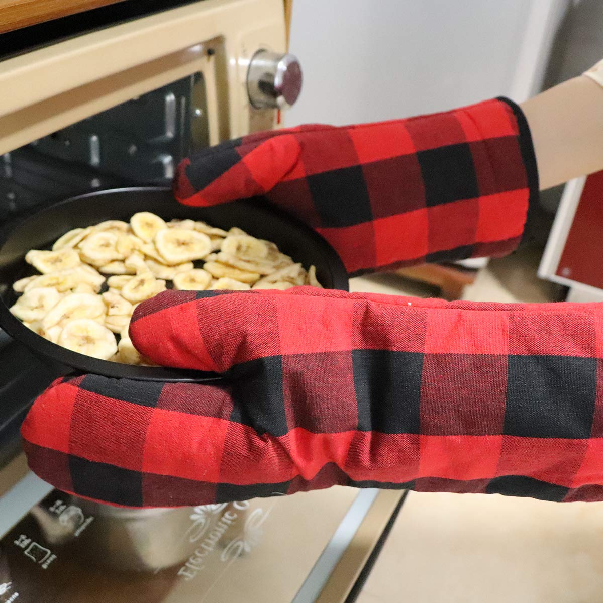 Win Change Oven Mitts and Potholders BBQ Gloves-Oven Mitts and Pot Holders with Recycled Infill Silicone Non-Slip Cooking Gloves for Cooking Baking Grilling (4-Piece Set) (Black/Red)