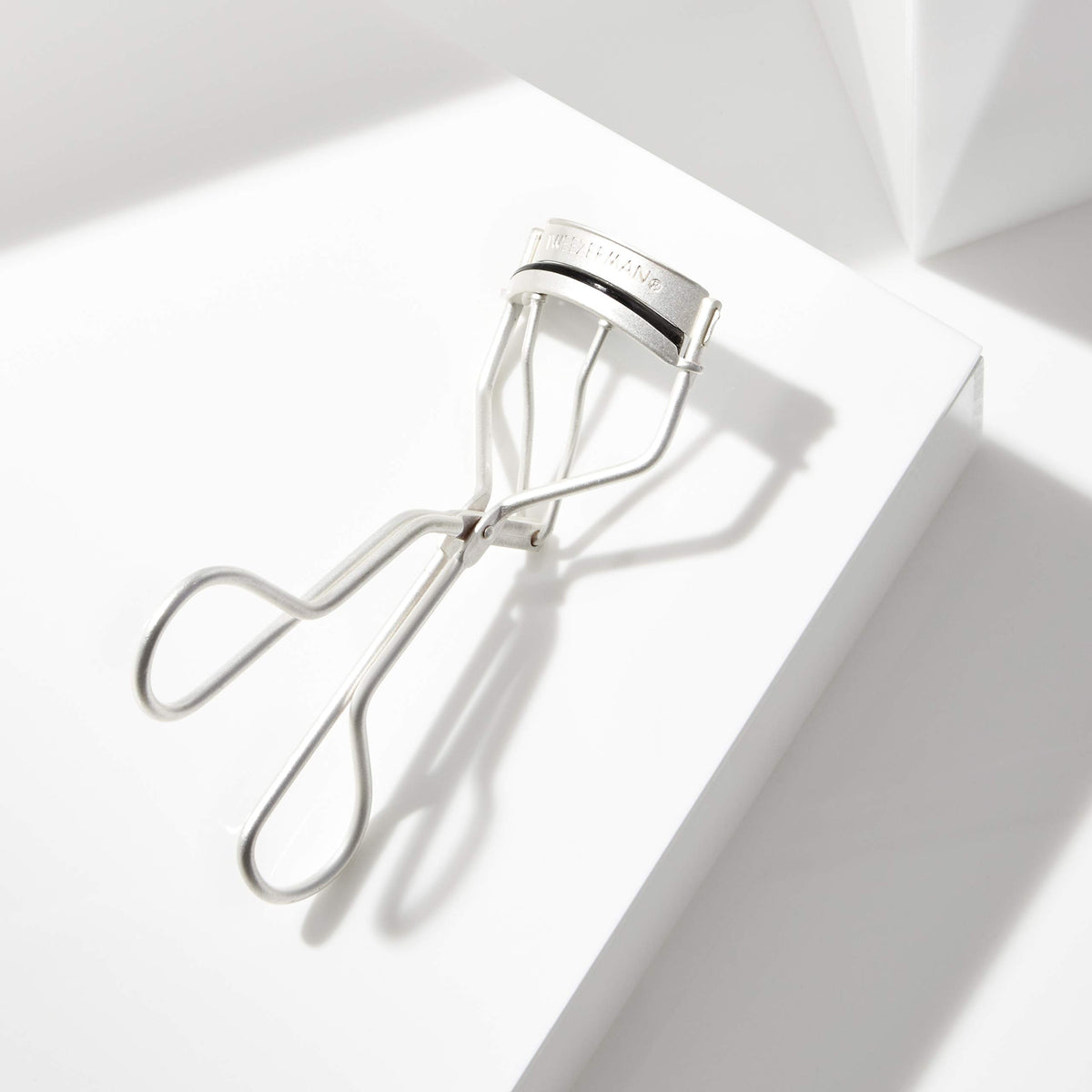 Tweezerman Curl 60° Eyelash Curler for Round Shaped Eyes Metallic