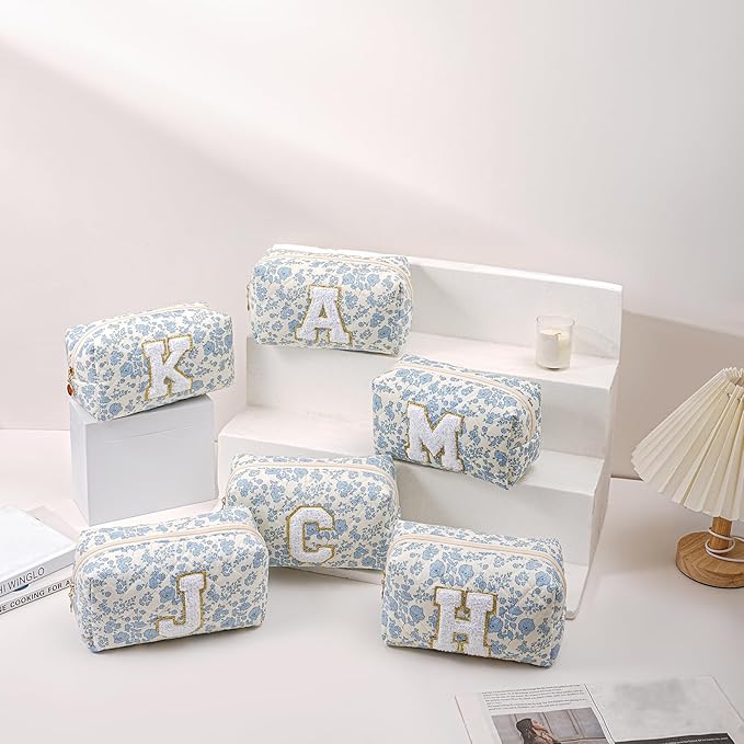 JOVAKIT Alphabet Makeup Bag Cosmetic Bag for Women, Christmas Gifts for Girls Age 6-18, Floral Flowers Coquette Travel Toiletry Zipper Make Up Pouch Organizer Trendy Stuff (Blue Floral Q)