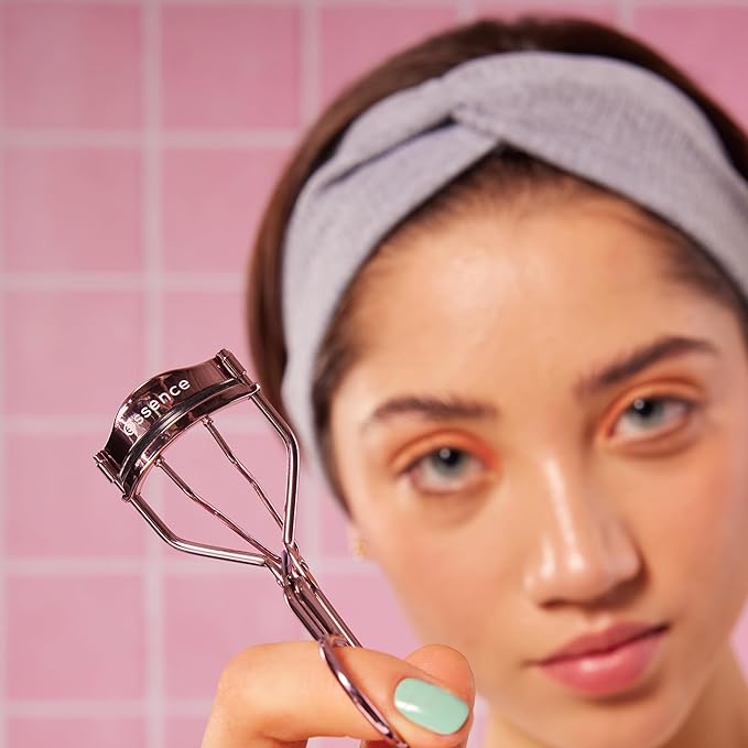 essence | All The Way Up Lash Curler | Easy & Gentle Use with Extra Silicone Pad | Cruelty Free Beauty