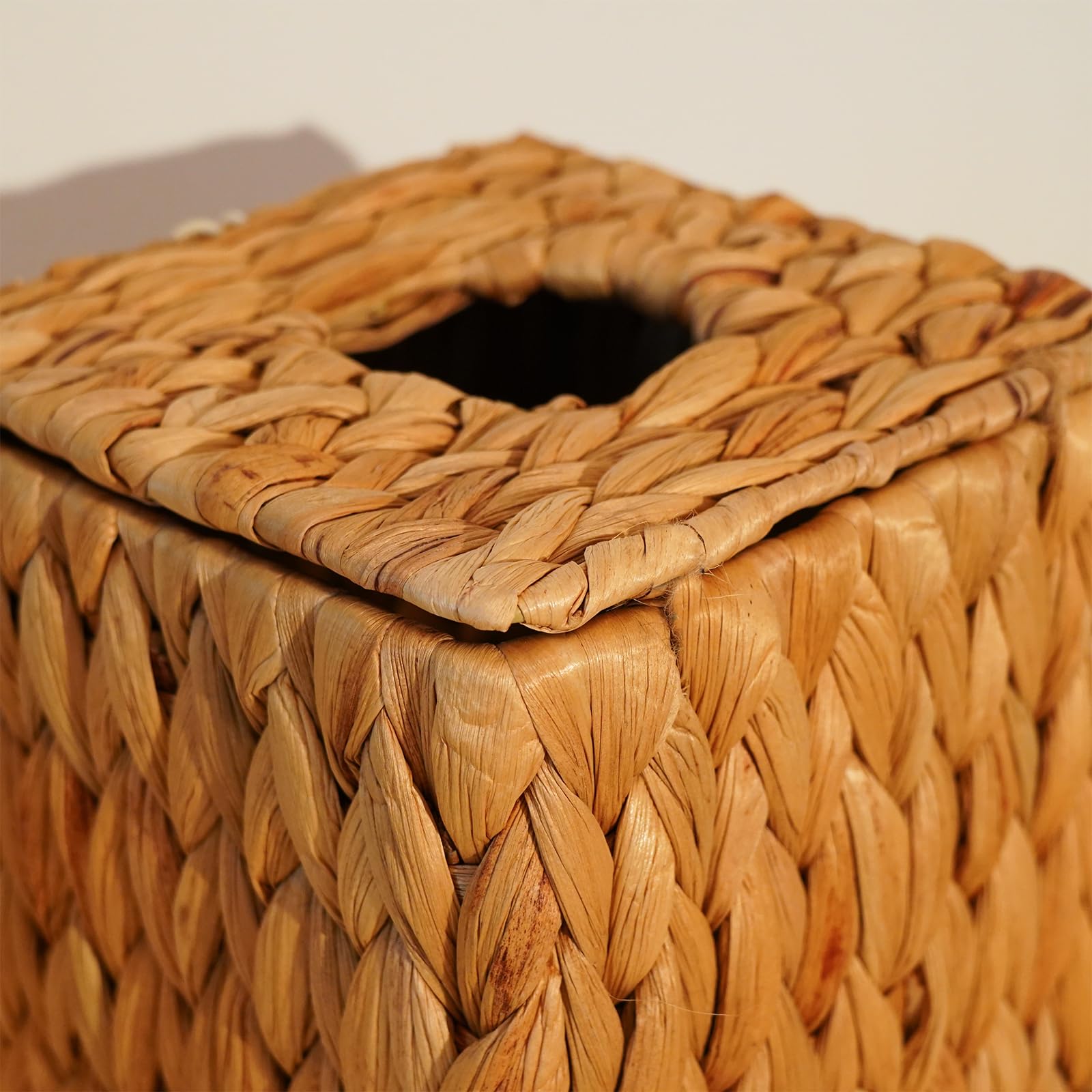 PINXIURY Tissue Box Cover Square Handwoven Rattan Tissue Box Holder, Natural Handmade, Boho Decorative Handcrafted Square Facial Tissue Holder with Lid, Rustic Decorative on Table and Bathroom, Office