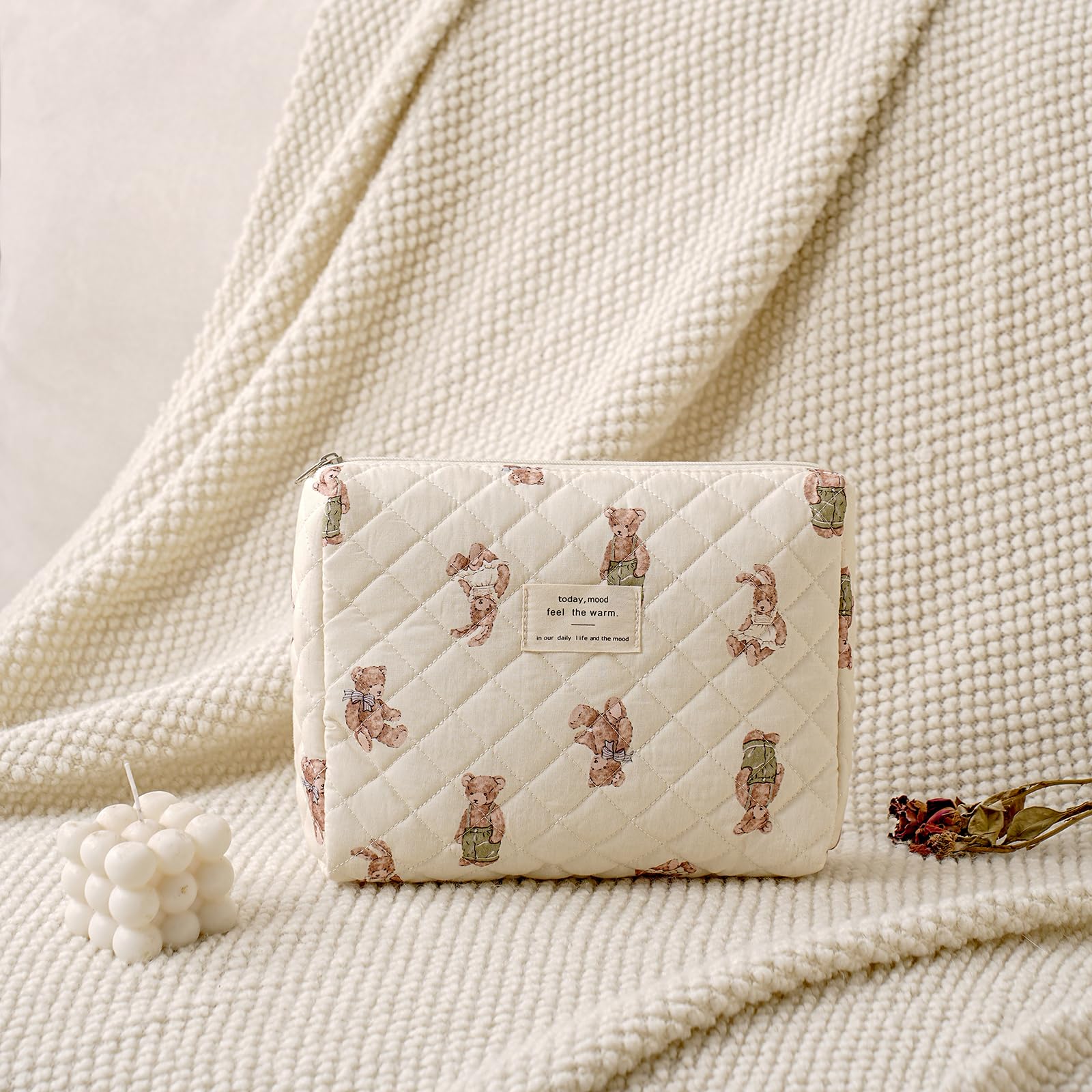 uekeboag Quilted Cotton Makeup Bag,Coquette Quilted Toiletry Bag for Women and Girls,Floral Coquette Pouch,Cute Kawaii Travel Cosmetic Bags(White Bear)