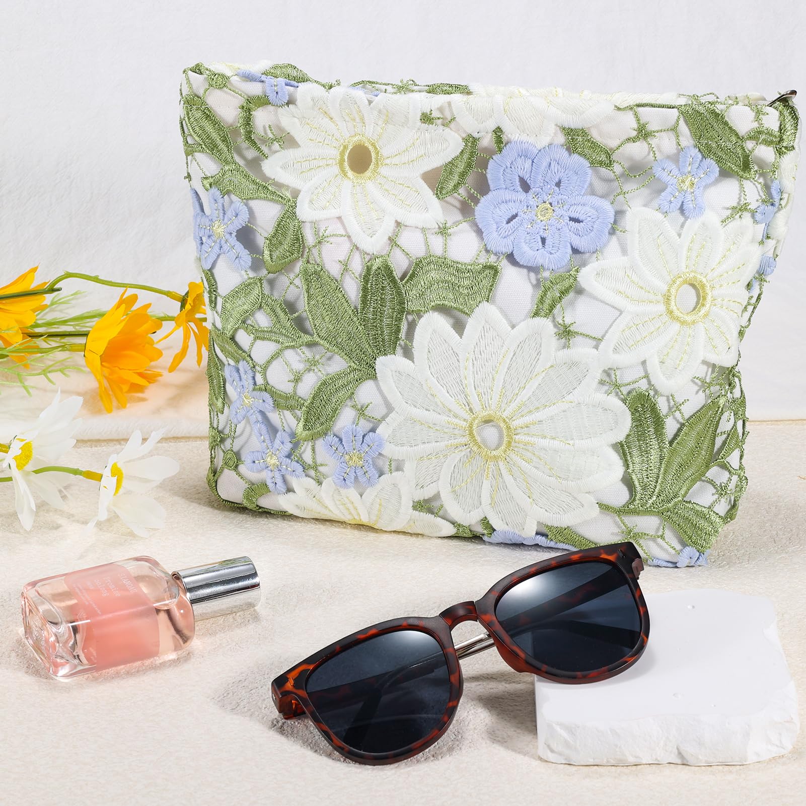 ZLFSRQ Lace Flower Makeup Bag Travel Cute Floral Cosmetic Bags for Women Large Toiletry Pouch Zipper Cosmetic Pouch for Purse Aesthetic Make up Organizer Bag Portable Toiletry Bags